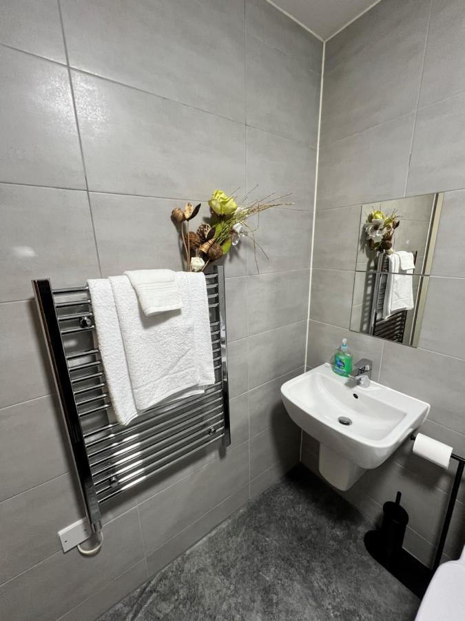 Spacious 1 Bed Relocation Apartment Free Parking, Brierley Hill Eksteriør bilde